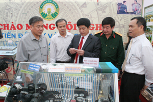 Đồng chí Hoàng Việt Cường, Bí thư Tỉnh ủy thăm quan gian hàng xúc tiến đầu tư của tỉnh ta.