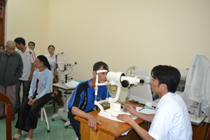 Bác sĩ Trung tâm Phòng - chống bệnh xã hội tỉnh kiểm tra mắt cho bệnh nhân trước khi mổ. 

