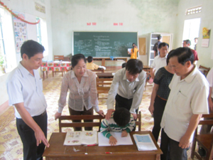 Đoàn công tác Ban VHXH&DT thăm chi trường tiểu học xóm Nưa (Vầy Nưa – Đà Bắc).


