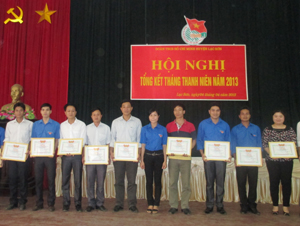 Khen thưởng 15 đơn vị có thành tích xuất sắc hoạt động Tháng Thanh niên. 


