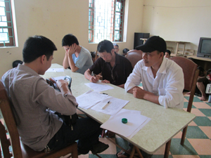 Công an phường Thái Bình tiến hành lấy lời khai và phân loại các đối tượng.

