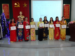 Các thí sinh nhận giấy chứng nhận đoạt giải của Ban tổ chức. 

