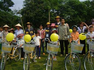 Trao tặng xe đạp tại xã Cuối Hạ (Kim Bôi).