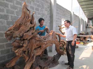 Gia đình đảng viên Trịnh Phan Hùng, xóm Đoàn Kết, xã Lâm Sơn (Lương Sơn) mở cơ sở thủ công mỹ nghệ mỗi năm thu nhập trên 100 triệu đồng, tạo việc làm và dạy nghề cho nhiều lao động địa phương.

