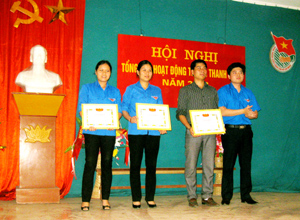 Đại diện lãnh đạo Thành đoàn trao giấy khen cho các tập thể có thành tích xuất sắc trong tháng thanh niên năm 2013.