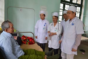 Đồng chí Trần Quang Khánh, Bí thư Đảng ủy, Giám đốc Sở Y tế kiểm tra việc thực hiện Chỉ thị 03 về đẩy mạnh việc học tập và làm theo tấm gương đạo đức Hồ Chí Minh tại Bệnh viện Đa khoa TPHB.