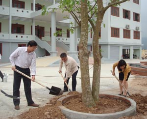 Đồng chí Hoàng Việt Cường, Bí thư Tỉnh ủy trồng cây tại trụ sở Hội LHPN tỉnh.