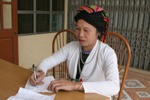 Bà Hà Thị Tươi, xóm Đắt, xã Giáp Đắt say mê hát và sáng tác nhiều bài hát khắp Tày.