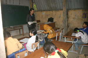 Các em học sinh phải học trong những phòng học tạm được quây bằng tường bao do phụ huynh góp công xây dựng.