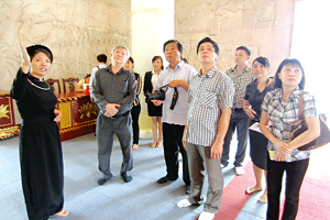 Đoàn công tác thăm quan tại đền thờ Bác Hồ tại khu di tích Pắc Bó.
