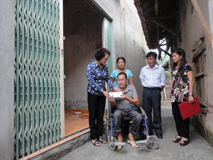 Lãnh đạo UBND huyện Kỳ Sơn trao tiền hỗ trợ xây dựng nhà cho anh Phạm Ngọc Bộ, đối tượng tàn tật nặng tại khu 1, thị trấn Kỳ Sơn.