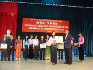 Đ/c Nguyễn Minh Thành, Giám đốc Sở GD & ĐT trao giấy khen cho cán bộ quản lý, giáo viên giỏi tại hội nghị.