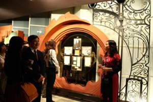 Các nhà quản lý và hoạt động lữ hành tham quan Bảo tàng Hồ Chí Minh. 
