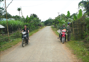 Trên các tuyến đường nông thôn, tình trạng người dân đi xe máy không đội mũ bảo hiểm, vi phạm pháp luật an toàn giao thông đường bộ còn diễn ra khá phổ biến. Ảnh chụp tại xã Xuân Phong (Cao Phong).