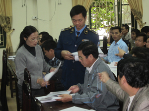 Cán bộ Thanh tra Giao thông và Ban ATGT huyện Kim Bôi 
cấp phát tài liệu tuyên truyền cho đại biểu dự hội nghị.
