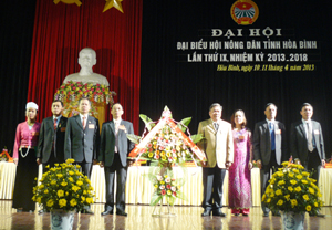 Đồng chí Hoàng Việt Cường, Bí thư Tỉnh uỷ tặng lẵng hoa của Tỉnh uỷ, HĐND, UBND, UBMTTQ tỉnh chúc mừng Đại hội.