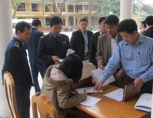 Ban ATGT huyện Lương Sơn và Thanh tra giao thông tỉnh cấp phát tài liệu tuyên truyền cho đại biểu tham dự hội nghị.