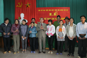 Lãnh đạo LĐLĐ tỉnh trao BHYT cho các hộ cận nghèo xã Hợp Kim (Kim Bôi).
