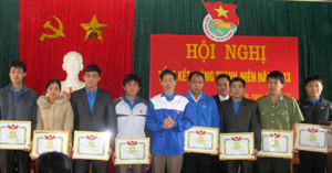 Đại diện lãnh đạo Huyện đoàn Kim Bôi trao giấy khen cho các tập thể có thành tích xuất sắc trong tháng thanh niên năm 2013.