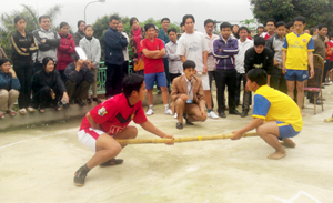Các VĐV tham dự môn đẩy gậy tại giải thể thao kéo co - bắn nỏ - đẩy gậy huyện Đà Bắc năm 2013.