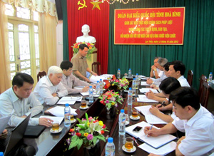 Đồng chí Nguyễn Tiến Sinh, Phó trưởng Đoàn ĐBQH tỉnh, phát biểu kết luận tại buổi giám sát.