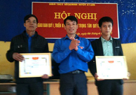 Đại diện lãnh đạo Huyện đoàn Kỳ Sơn trao giấy khen cho các tập thể có thành tích xuất sắc trong thực hiện nhiệm vụ tháng thanh niên năm 2013.