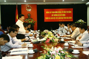 Bộ trưởng Bộ Xây dựng Trịnh Đình Dũng phát biểu tại buổi làm việc với lãnh đạo tỉnh.