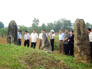 Đồng chí Hoàng Việt Cường, Bí thư Tỉnh ủy cùng đoàn công tác kiểm tra hiện trạng khu di tích Quốc gia mộ cổ Đống Thếch.