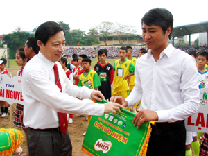 Đồng chí Bùi Văn Cửu, Phó Chủ tịch TT UBND tỉnh, Trưởng Ban chỉ đạo giải trao cờ lưu niệm cho các đoàn VĐV.