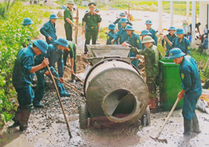 CBCS cơ quan quân sự huyện Kỳ Sơn và lực lượng dân quân xã Dân Hạ tham gia cứng hóa đường bê tông tại xóm Nút.
