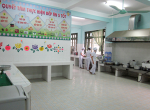 Bếp ăn tập thể trường mầm non Tân Thịnh A thực hiện 5 nguyên tắc chế biến thực phẩm.