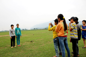 Các em trong CLB phóng viên nhỏ xã Hợp Thành (Kỳ Sơn) thực hành quay phim tại địa phương.