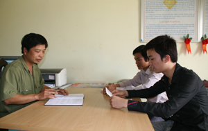 Công an xã Dũng Phong (Cao Phong) kiểm tra việc nhập khẩu, tạm vắng, tạm trú đảm bảo ANTT trên địa bàn.