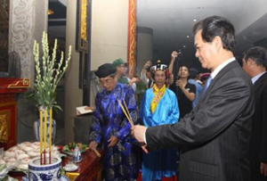 Thủ tướng Nguyễn Tấn Dũng dâng hương tại Khu tưởng niệm các Vua Hùng ở TP Hồ Chí Minh. 
