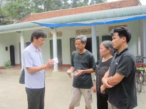 Người dân thôn Lai Trì (Cao Thắng - Lương Sơn) bức xúc trình bày với PV Báo Hòa Bình về những ảnh hưởng do nổ mìn khai thác đá của Công ty TNHH BMC Hòa Bình.