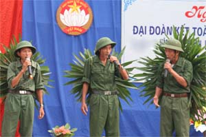 Hội viên NCT thị trấn Hàng Trạm (Yên Thủy) biểu diễn văn nghệ tại ngày hội đại đoàn kết toàn dân tộc.
