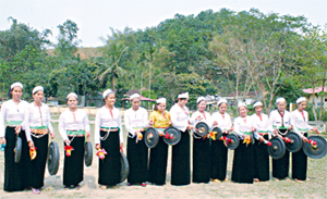 Phụ nữ xã Phú Minh (Kỳ Sơn) chú trọng bảo tồn cồng chiêng và các làn điệu dân ca Mường.