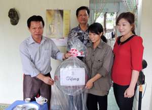 Lãnh đạo Huyện ủy và LĐLĐ huyện trao quà cho hộ gia đình khó khăn của công nhân Công ty CP đầu tư phát triển hạ tầng Phú Thành.