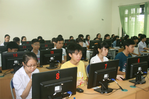 Học sinh khối 9 và khối 11 tham dự kỳ thi giải toán qua mạng internet cấp quốc gia năm học 2012 – 2013.