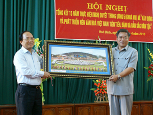 Thay mặt lãnh đạo tỉnh, đồng chí Hoàng Việt Cường, Bí thư Tỉnh ủy trao tặng đồng chí Hoàng Tuấn Anh, Bộ trưởng Bộ VH-TT&DL bức ảnh về đặc trưng văn hóa Hòa Bình.