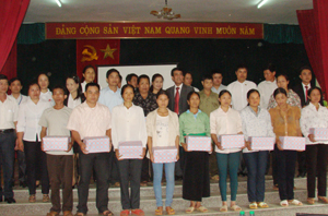 Lãnh đạo Công ty BHNT Prudential Việt Nam, các đơn vị hữu quan tặng thuốc bổ cho 20 gia đình chính sách tại huyện Tân Lạc.