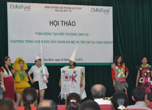 Học sinh trường THCS xã Xuân Phong với tiết mục truyền thông tại hội thảo.