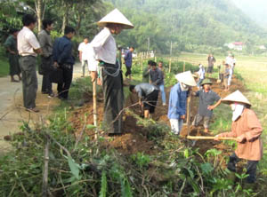 Hội viên Hội Nông dân xã Yên Mông (TPHB) đóng góp ngày công thực hiện công trình kiên cố hóa kênh mương Bai Mộ trên địa bàn xã.
