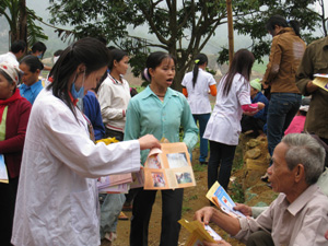 Cán bộ Trung tâm YTDP huyện Kim Bôi phát tờ rơi hướng dẫn cách phòng, chống bệnh sốt rét cho nhân dân xã Cuối Hạ.