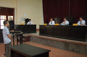 Ngày 9/4/2013, TAND tỉnh xét xử sơ thẩm vụ bị cáo Nguyễn văn Cẩn về tội tàng trữ trái phép chất ma túy.