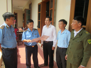 Thanh gia giao thông trao đổi nội dung tuyền truyền với đội ngũ cán bộ cơ sở huyện Đà Bắc