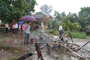 Cột phát sóng truyền hình của huyện Tân lạc đổ nát sau cơn lốc.