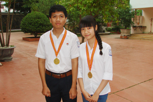2 em đoạt huy chương vàng cho trường tại kỳ thi học sinh giỏi khu vực duyên hảỉ và đồng bằng Bắc Bộ.