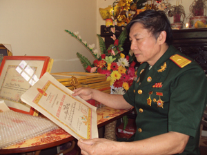 CCB Nguyễn Văn Phúc ở tổ 25, phường Đồng Tiến (TPHB) với tấm Huân chương Chiến sĩ vẻ vang do Nhà nước tặng thưởng.