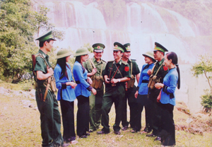 Cán bộ, chiến sĩ Đồn biên phòng Đàm Thủy và nhân dân  địa phương phối hợp tuần tra biên giới.